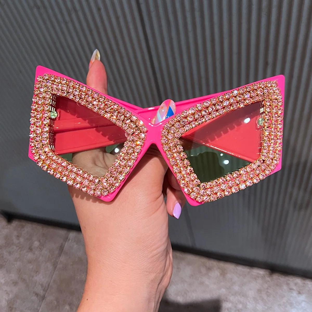 2024 Personalized Large Format Cat Eye Diamond Inlaid Sunglasses Y2K Hip Hop Netroots Beach Party Sunglasses 241206