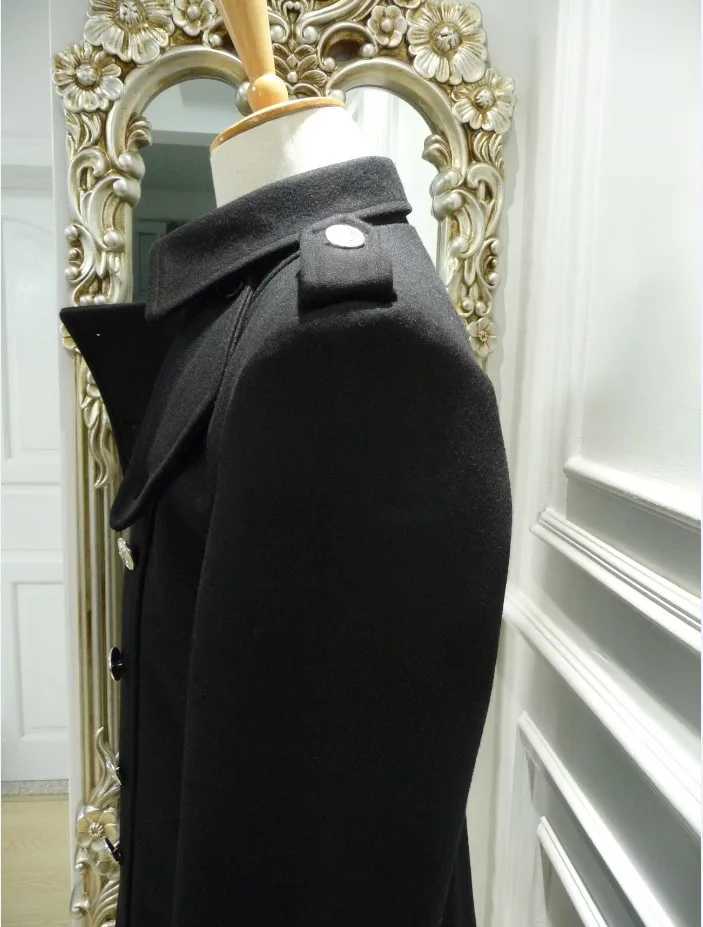 In the 1940s European fashion was popular for winter mens lapels German military uniforms retro trench coats German SS double perforated wool coats X2