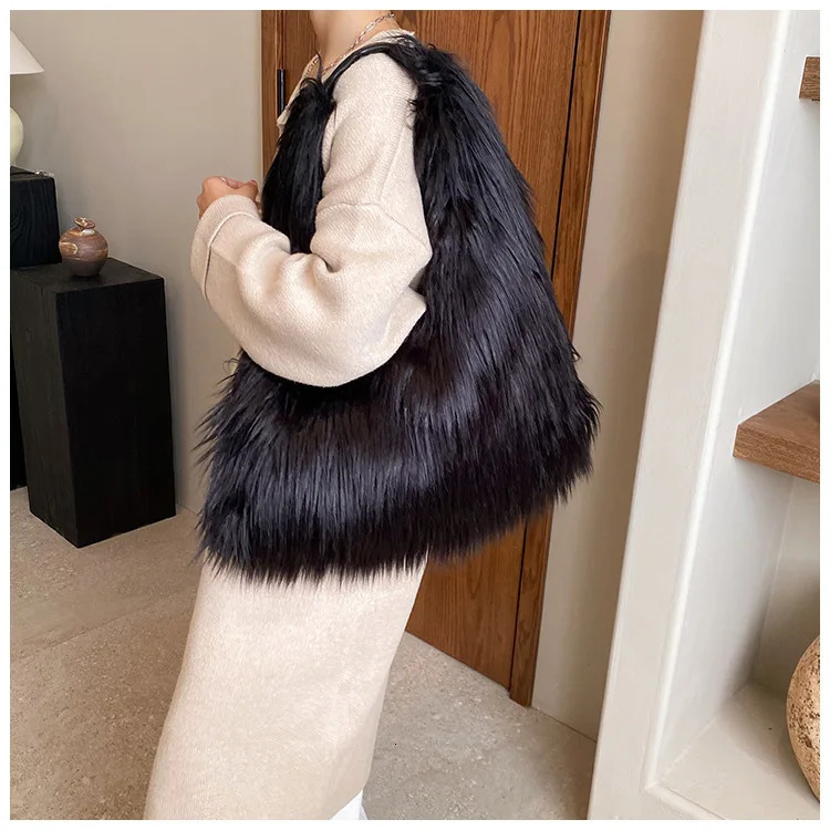 faux fur handbag womens large capacity fur handbag Y2k fluffy bag winter plush bottom bag 241205