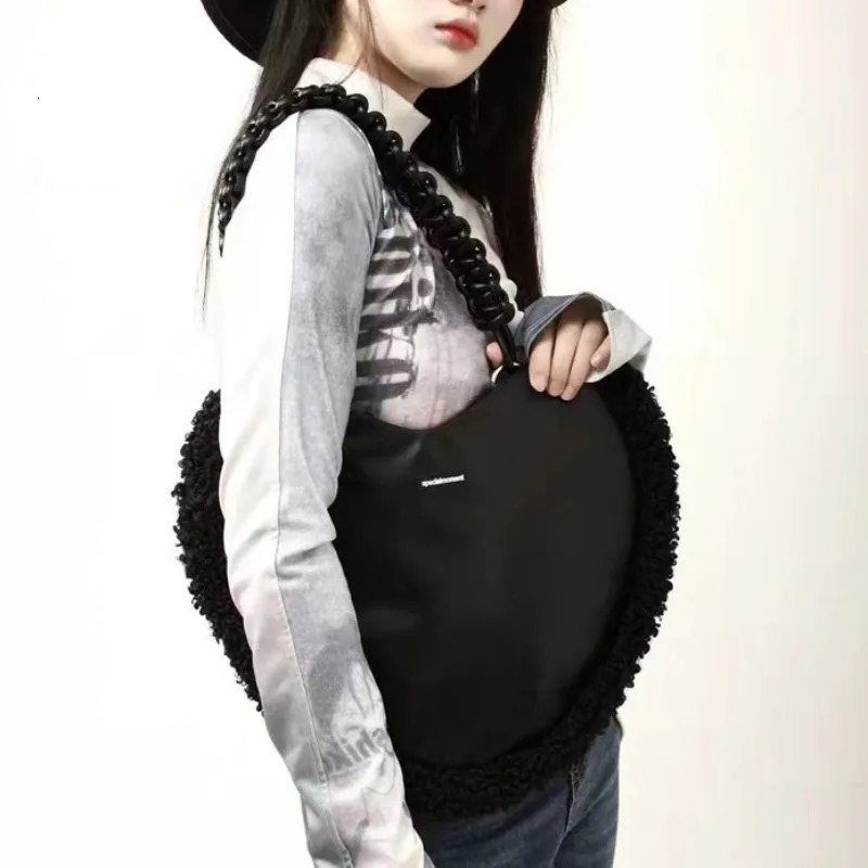 Fashionable heart-shaped shoulder bag suitable for women high-capacity retro plain weave handbag fully matched simple and personalized PU handbag 2412