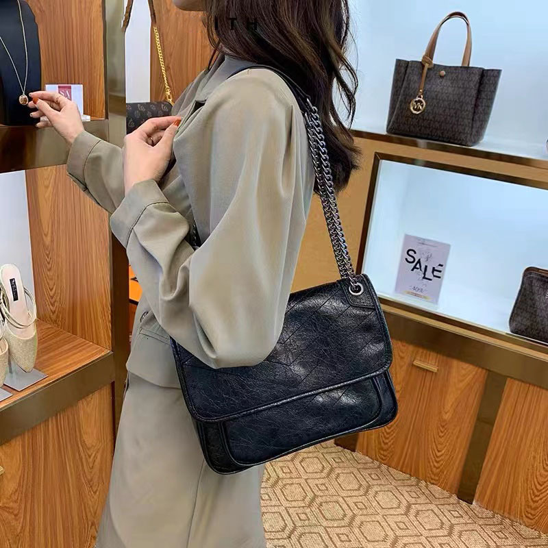 Designer 2025S new large capacity commuting wandering chain women shoulder crossbody bag handbag trend