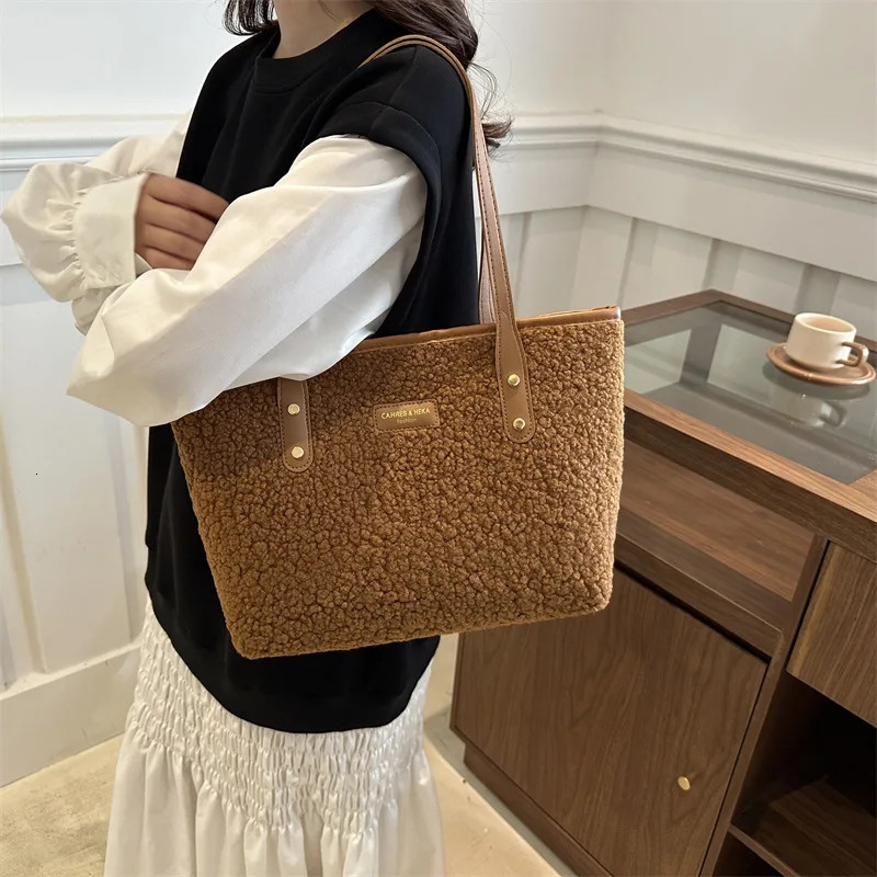 Autumn/Winter Commuting Mao Portable Handbag Fashion Edition Shoulder Bag Large Capacity Plush Bag 241205