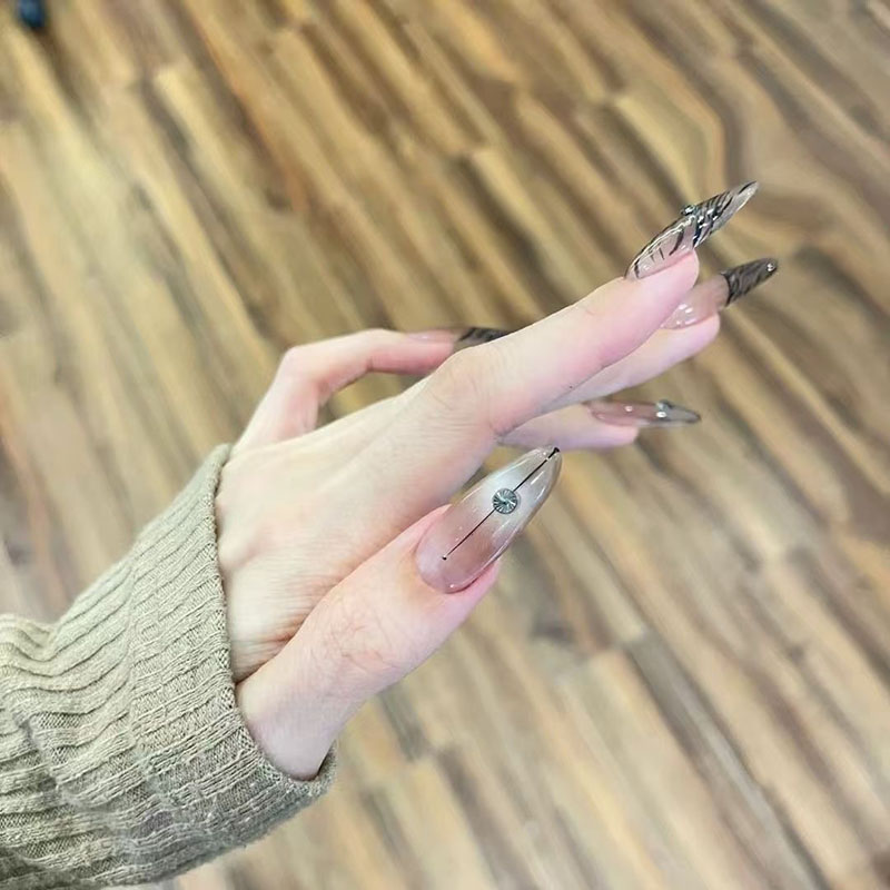 Handmade wearing armor with dark leopard print stickers and diamonds, sweet and cool, spicy girl with white and high-end feel, French temperament nail