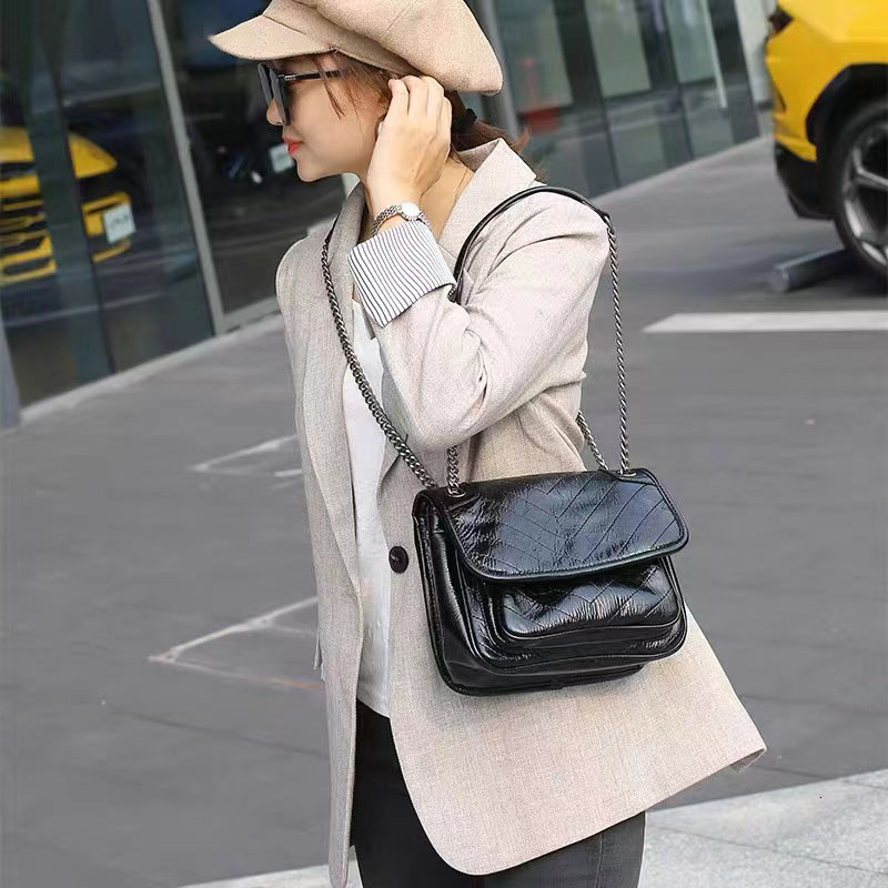 Designer 2025S new large capacity commuting wandering chain women shoulder crossbody bag handbag trend
