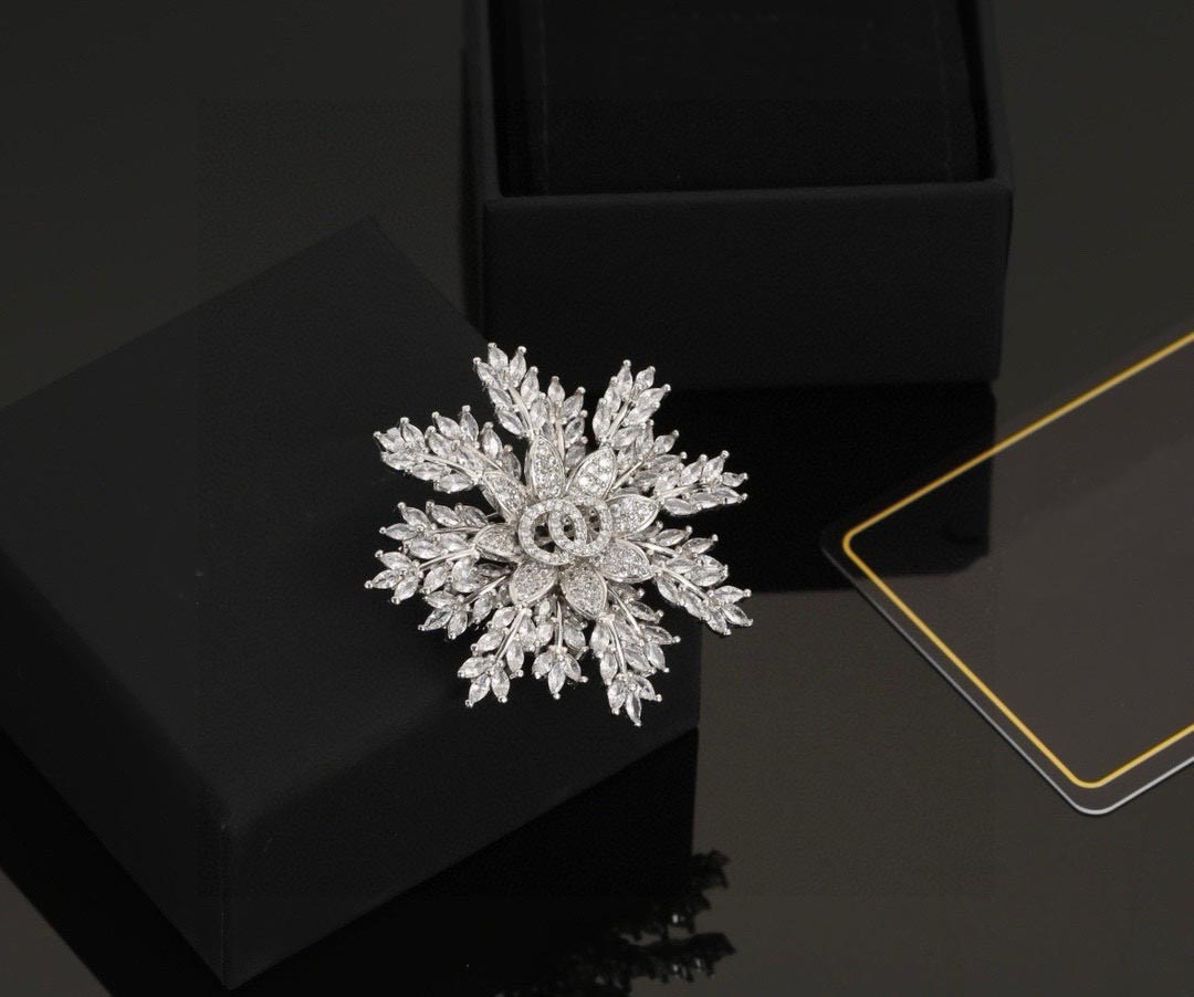 Luxury crystal flower brooch exquisite designer brooch foe women Christmas party gift designer jewelry