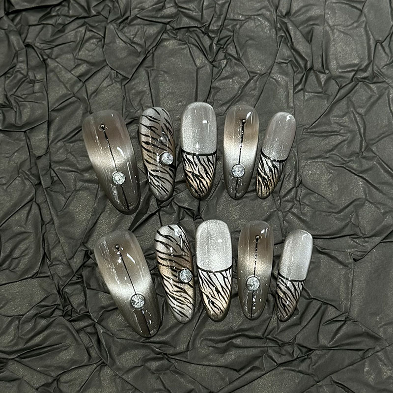 Handmade wearing armor with dark leopard print stickers and diamonds, sweet and cool, spicy girl with white and high-end feel, French temperament nail