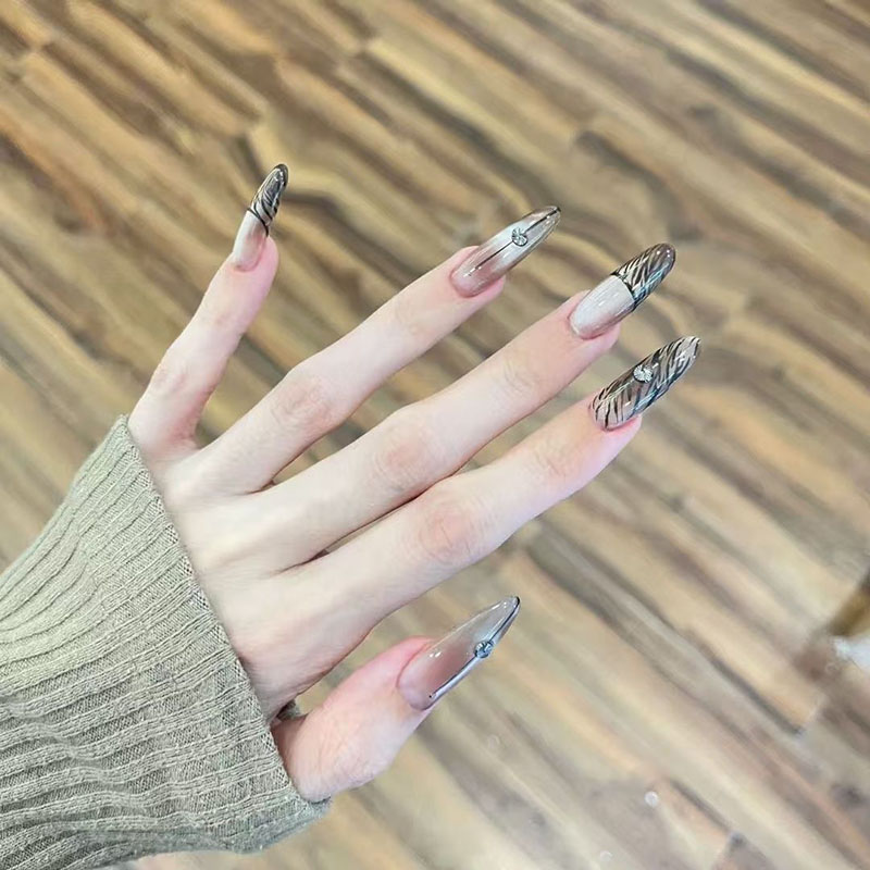 Handmade wearing armor with dark leopard print stickers and diamonds, sweet and cool, spicy girl with white and high-end feel, French temperament nail