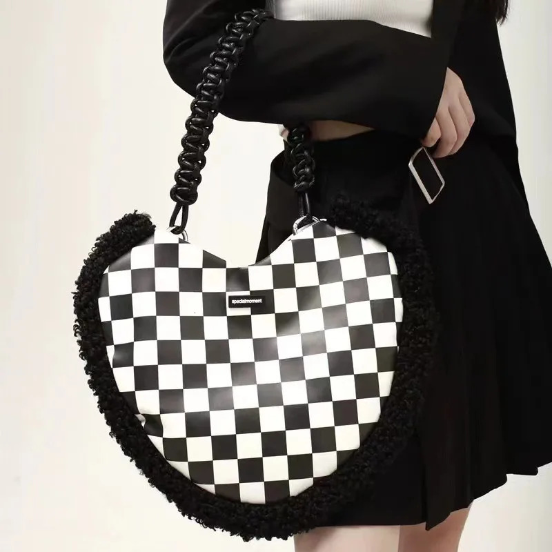 Fashionable heart-shaped shoulder bag suitable for women high-capacity retro plain weave handbag fully matched simple and personalized PU handbag 2412