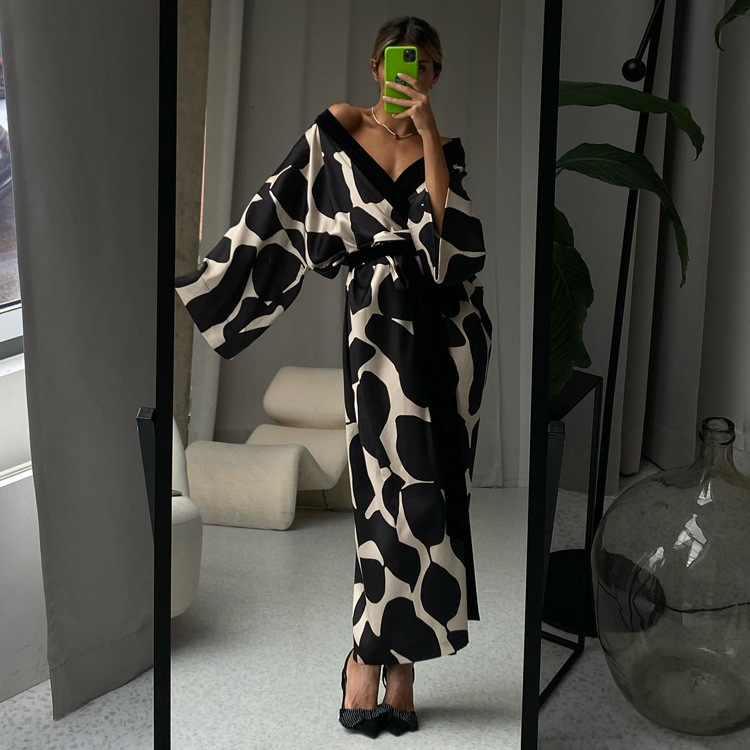 Women's clothing designer's new satin pajamas in spring, plus size seven quarter sleeves, cool feeling nightgown, bathrobe, home clothes for