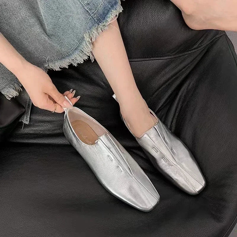 Womens flat shoes genuine leather sheepskin comfortable silver beige simple spring and autumn soft roller er square toes 241206
