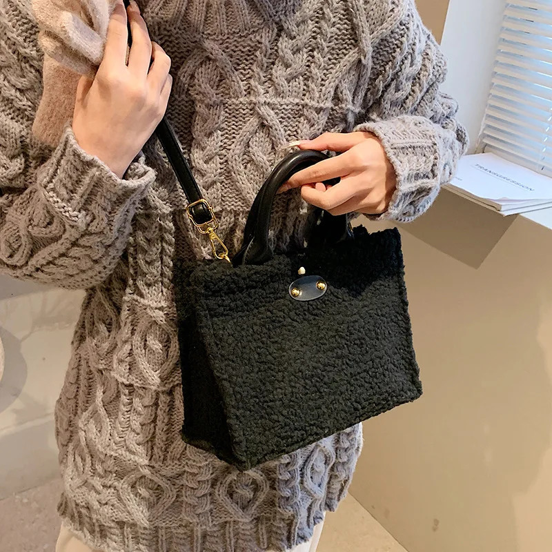 Autumn/Winter Plush Large Capacity Casual Fashion Portable Handbag Retro Shoulder Messenger Bag Womens Bag 241205