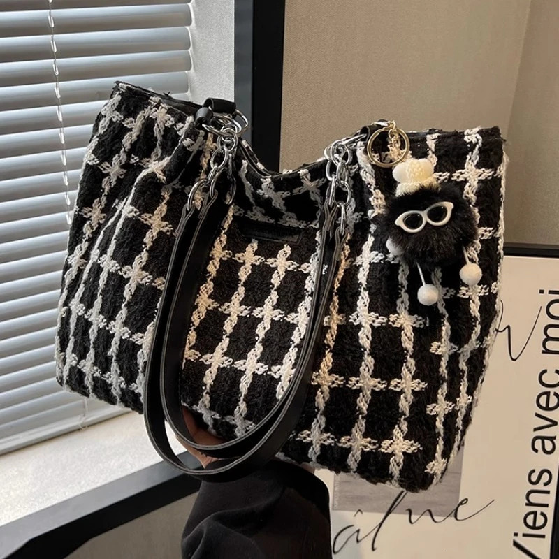 Japanese office ladies fashionable and fashionable handbag fashionable and smooth fully matched elegant handbag high-capacity womens Y2k shoulder bag 