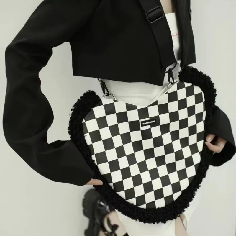 Fashionable heart-shaped shoulder bag suitable for women high-capacity retro plain weave handbag fully matched simple and personalized PU handbag 2412