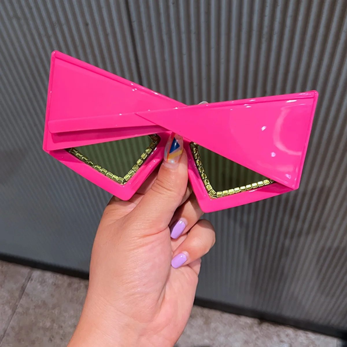 2024 Personalized Large Format Cat Eye Diamond Inlaid Sunglasses Y2K Hip Hop Netroots Beach Party Sunglasses 241206