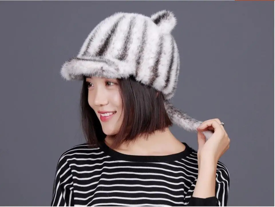 A genuine mint fur baseball cap with ear bunny style warm all sheepskin black red gray brown fashionable fur cap for winter and winter 241206