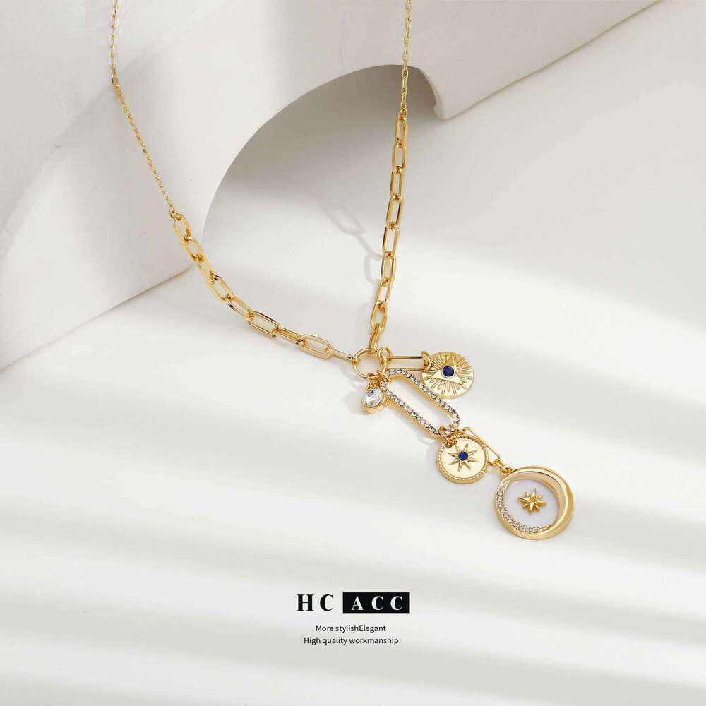 Fashionable niche design with dia inlaid relief pendant, trendy women's necklace accessories