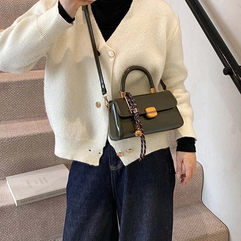 Retro Fashion Womens Top Handle Handbag Flip Shoulder Cross Bag with Pendant Winter Handbag 241205
