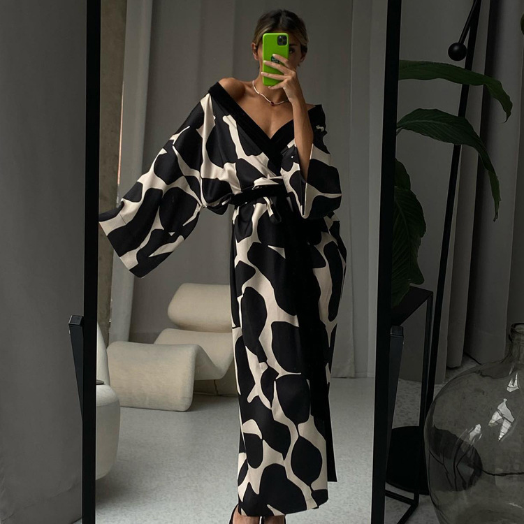 Women's clothing designer's new satin pajamas in spring, plus size seven quarter sleeves, cool feeling nightgown, bathrobe, home clothes for