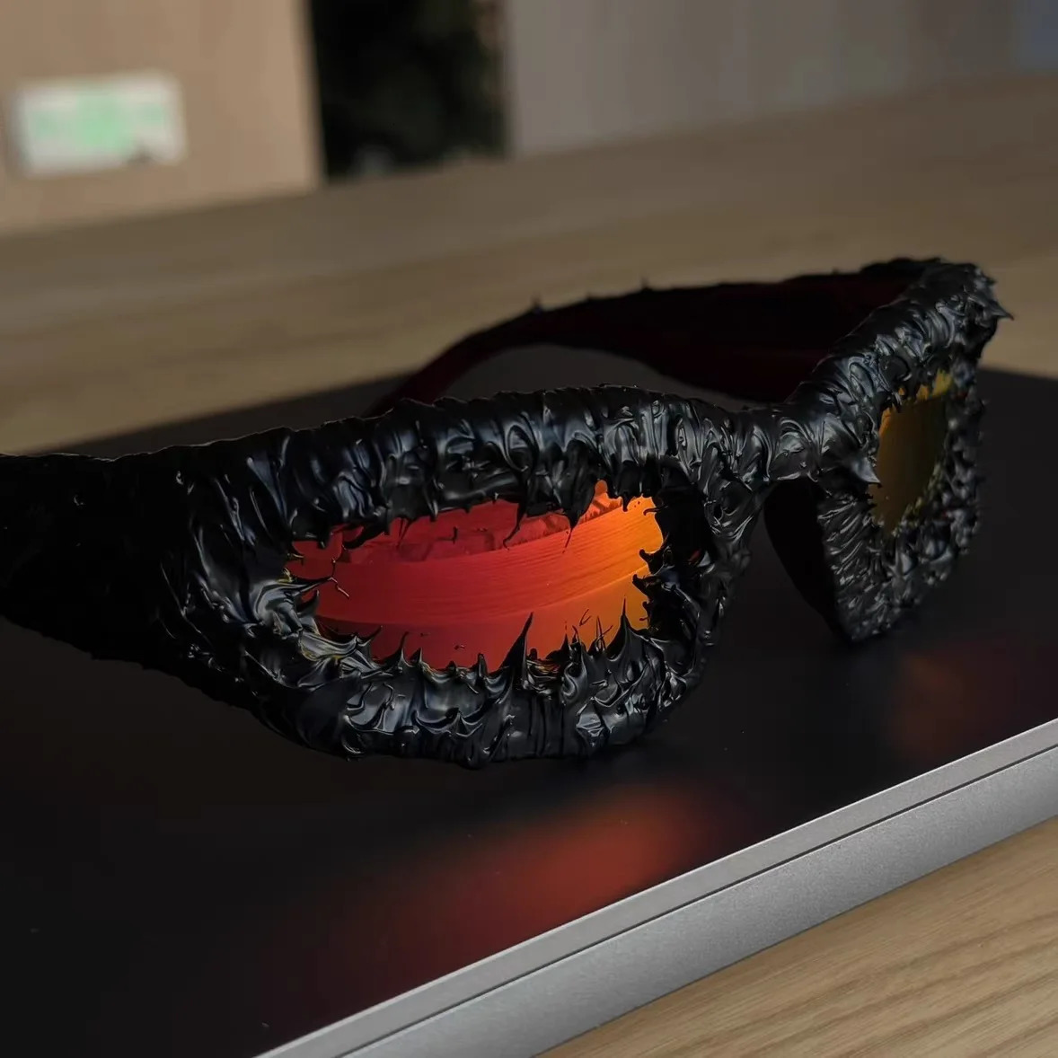 Hu Ban Personalized Punk Sunglasses for Men Y2K Hip Hop Retro Small Frame Performance Party Sunglasses for Women 241206