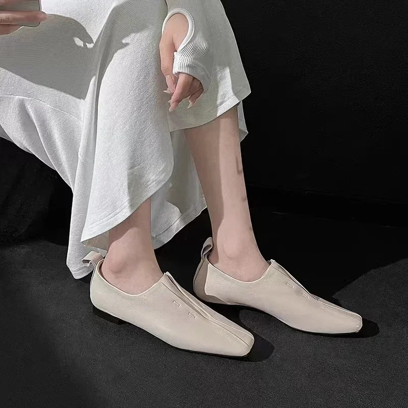 Womens flat shoes genuine leather sheepskin comfortable silver beige simple spring and autumn soft roller er square toes 241206