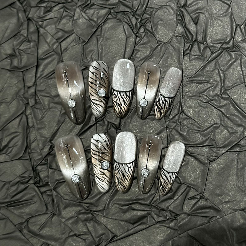 Handmade wearing armor with dark leopard print stickers and diamonds, sweet and cool, spicy girl with white and high-end feel, French temperament nail