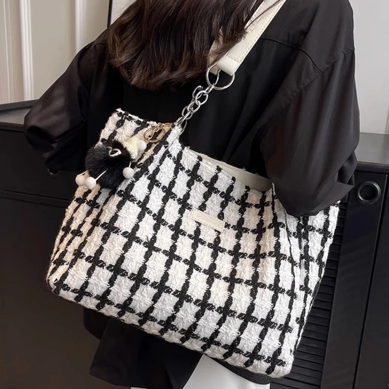 Japanese office ladies fashionable and fashionable handbag fashionable and smooth fully matched elegant handbag high-capacity womens Y2k shoulder bag 