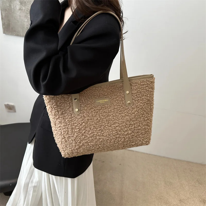 Autumn/Winter Commuting Mao Portable Handbag Fashion Edition Shoulder Bag Large Capacity Plush Bag 241205
