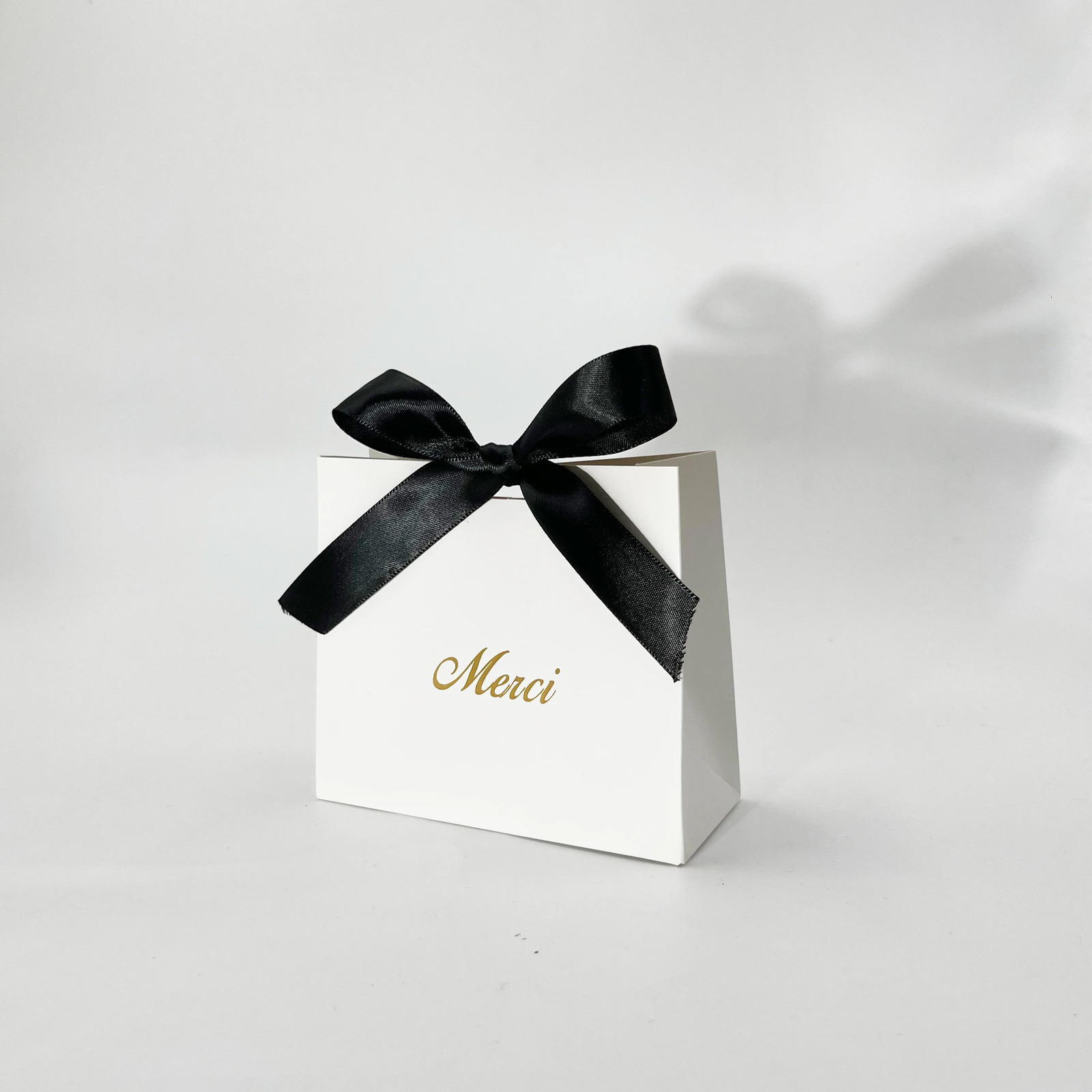 Free delivery of white mini candy box baby shower gift packaging box candy bag wedding gift Christmas birthday party decoration 241206