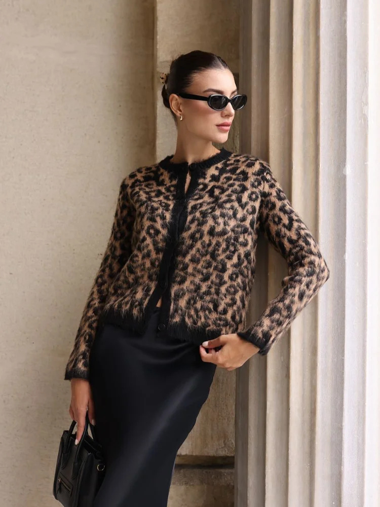 Casual Round Neck Long Sleeved Womens Sweater Chic Singlebreasted Leopard Print Knit Cardigan High Street Outerwears 241203