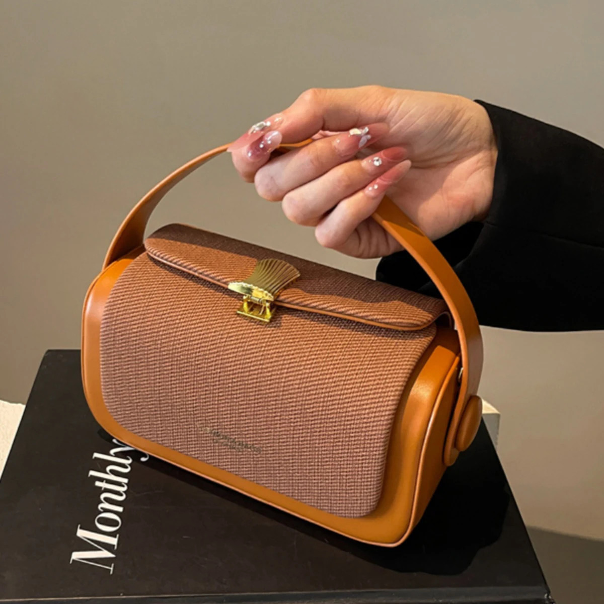 Advanced sensory womens small square bag fashion classic PU leather womens commuting shoulder bag short handbag 241205