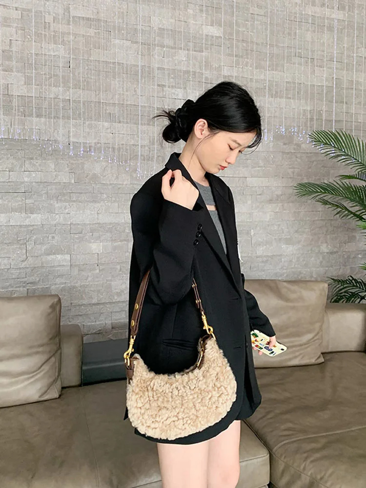 Autumn and Winter Womens Fashion Plush Shoulder Bag Splicing Work Cow Split Leather Armrest Bag Womens Leisure Saddle Messenger Bag 241206