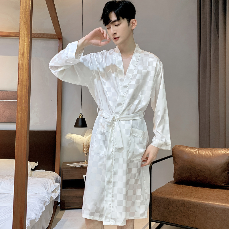 2025 Designer fashion s new pajamas for men wearing thin ice short sleeved pajamas in summer cool simulated silk home clothes oversized morning gowns 