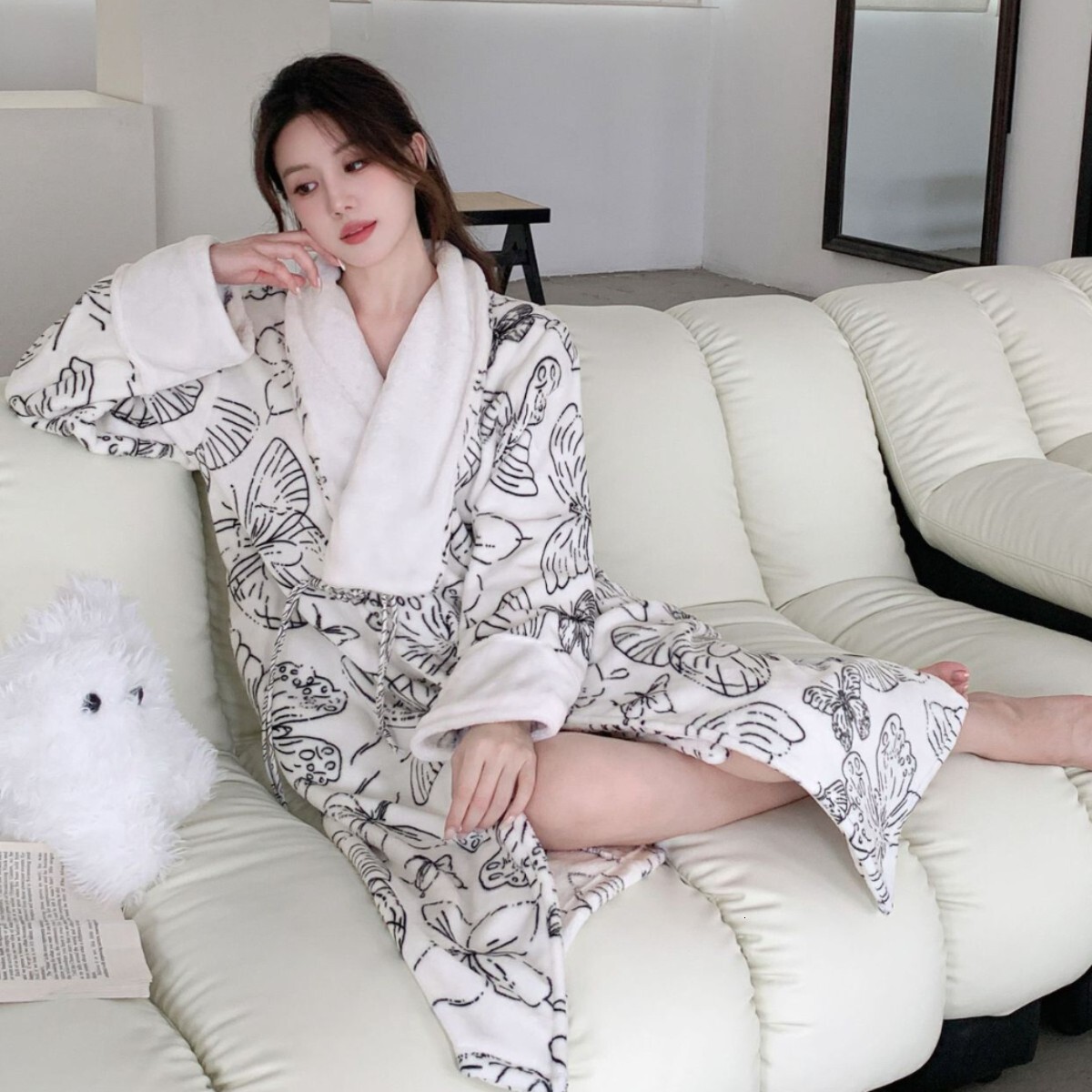 2025 Designer's fashion new winter thick bathrobe, ethnic style coral home clothes, loose flannel double-sided velvet warm pajamas
