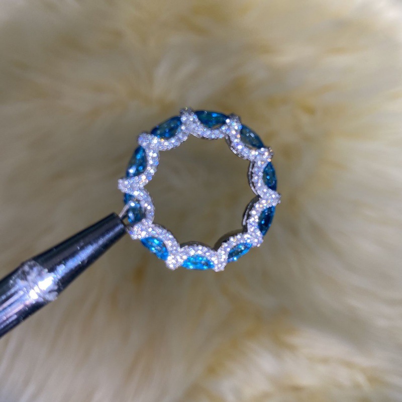 Sell Sparkling Wedding Rings Luxury Designer Jewelry 925 Sterling Silver Oval Cut Sky Blue 5A Cubic Zircon CZ Diamond Elegant Eternity Party Women Ban