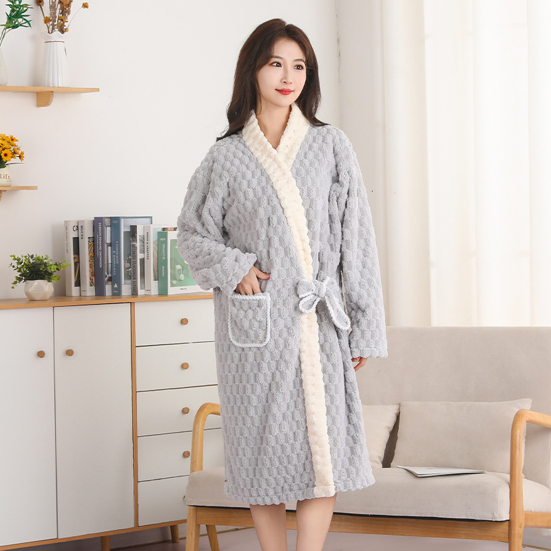 2025 Designer's new autumn and winter cloud patterned bathrobe long coral velvet super fashion absorbent towel color blocked ocean style strap so
