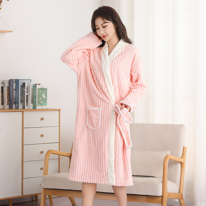 2025 Designer's new autumn and winter cloud patterned bathrobe long coral velvet super fashion absorbent towel color blocked ocean style strap so