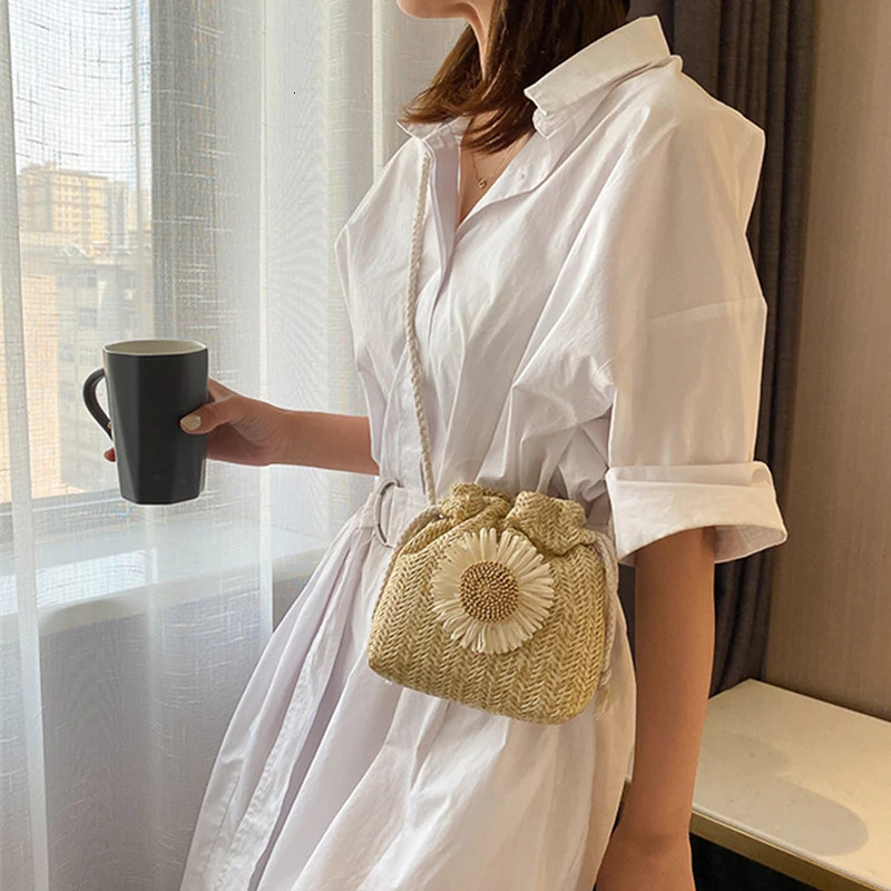 Rattan Woven Women Straw Bag Handbag Knit Flower Summer Beach Woman Shoulder Messenger Khaki Beige Bags Fashion Creative 241203
