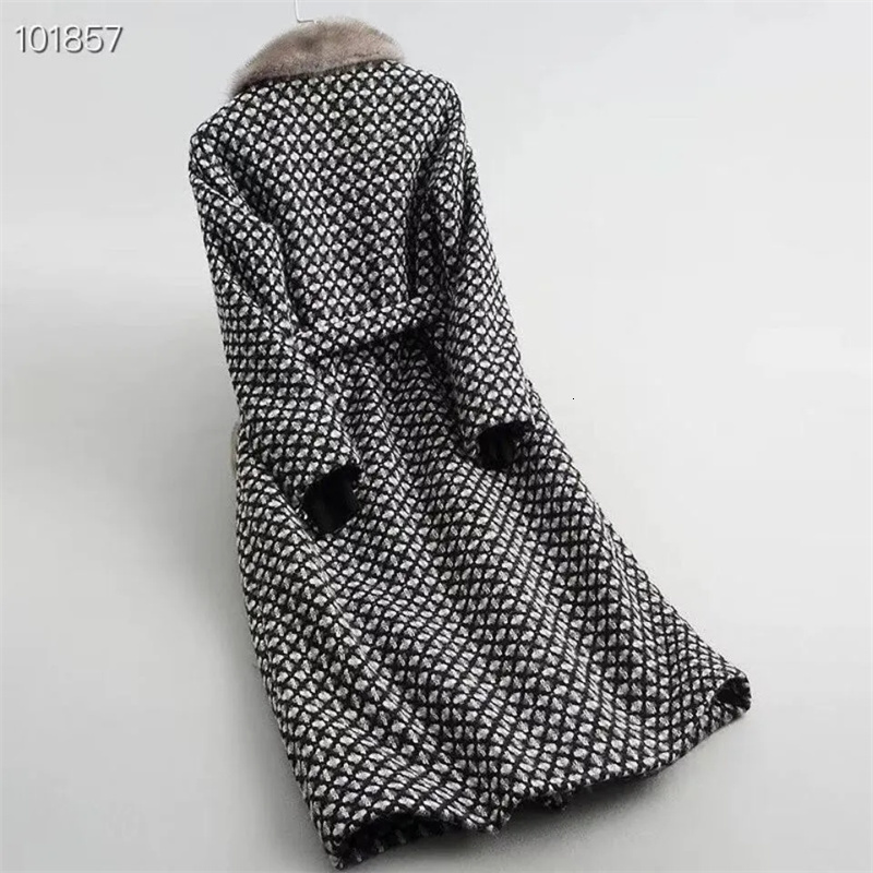 2025 Winter New Ladies High Quality Plaid Tweed With Veet Padded Warm Long Sleeve Imitation Mink Fur Collar Woolen Coat Female