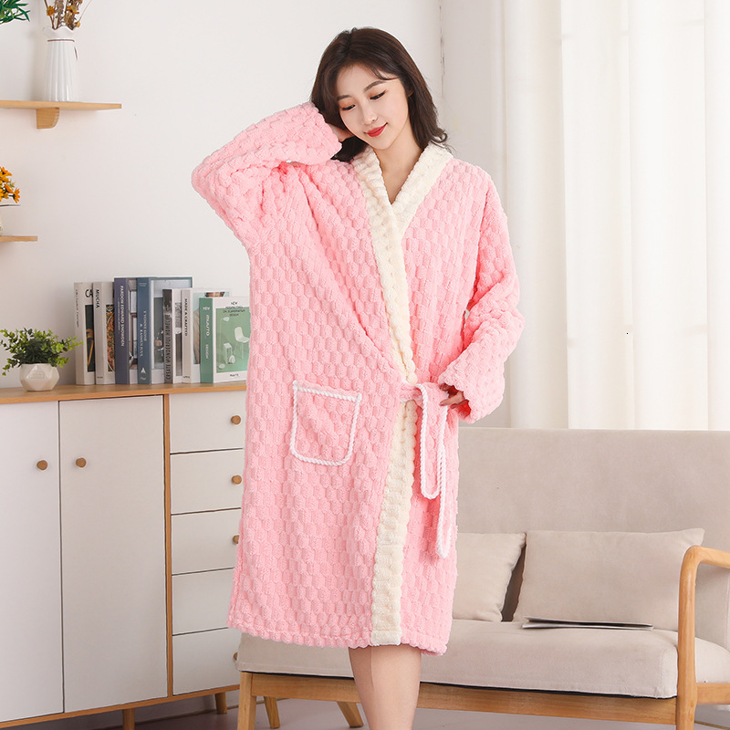 2025 Designer's new autumn and winter cloud patterned bathrobe long coral velvet super fashion absorbent towel color blocked ocean style strap so