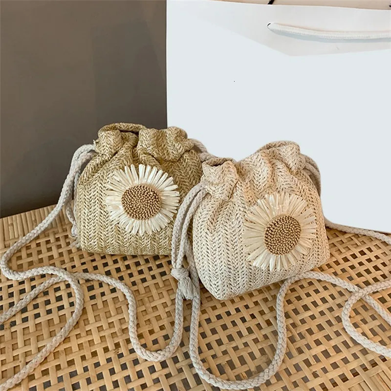 Rattan Woven Women Straw Bag Handbag Knit Flower Summer Beach Woman Shoulder Messenger Khaki Beige Bags Fashion Creative 241203