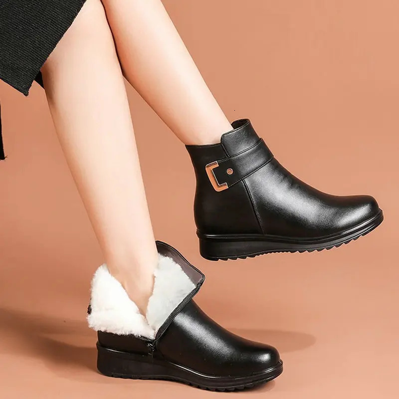 High quality and fashionable winter black boots for women leather warm fur ankle mothers outdoor casual anti slip snow 241206