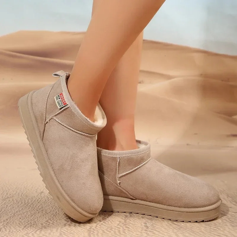 2024 highquality womens shoes slip on boots fashion round toe daily winter short plush solid snow 241206