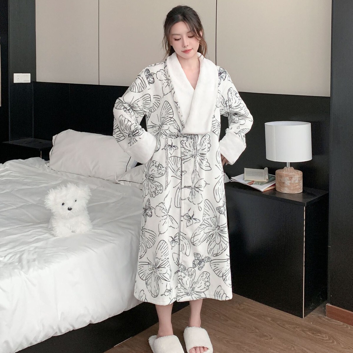 2025 Designer's fashion new winter thick bathrobe, ethnic style coral home clothes, loose flannel double-sided velvet warm pajamas