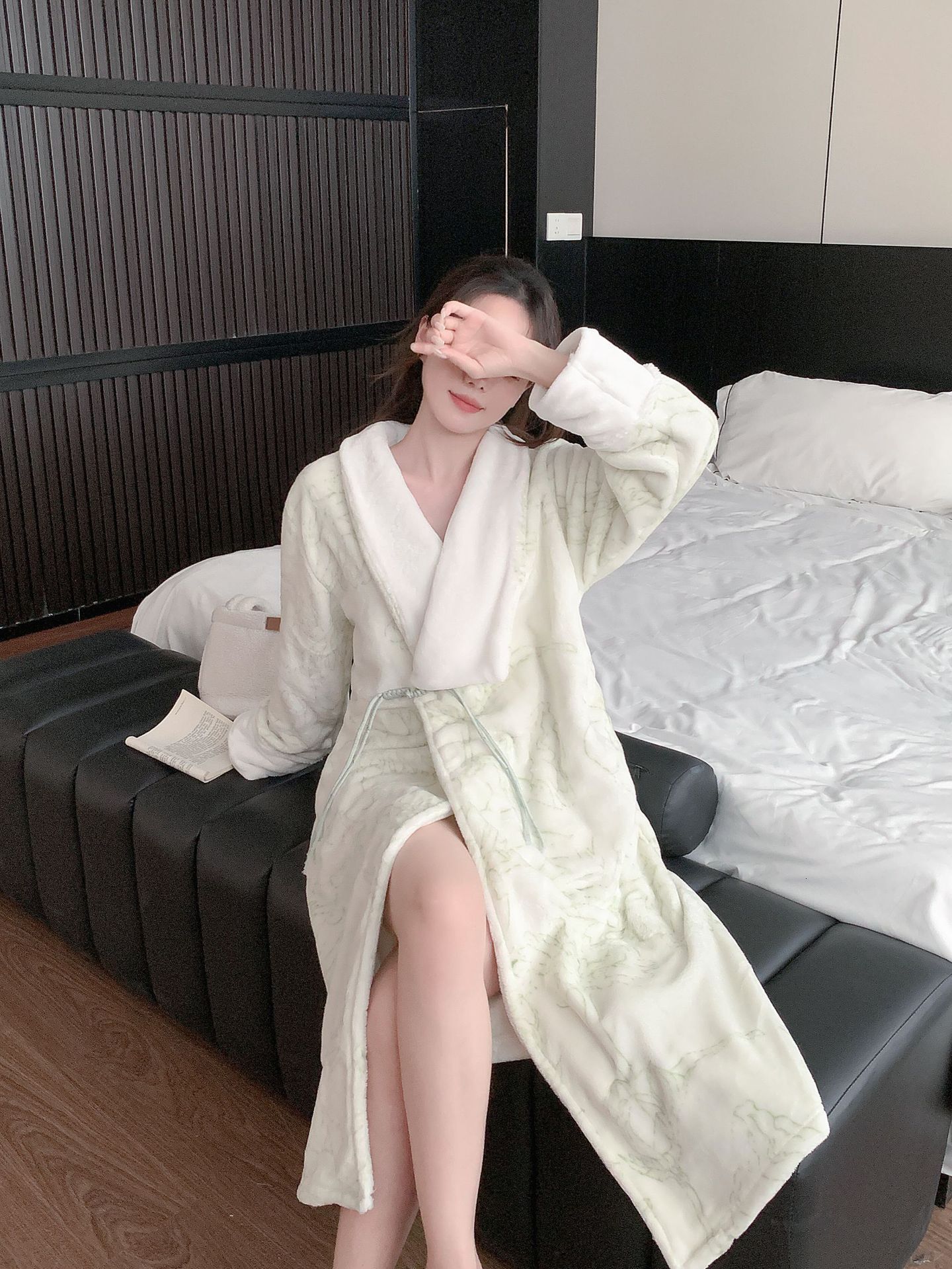 2025 Designer's fashion new winter thick bathrobe, ethnic style coral home clothes, loose flannel double-sided velvet warm pajamas