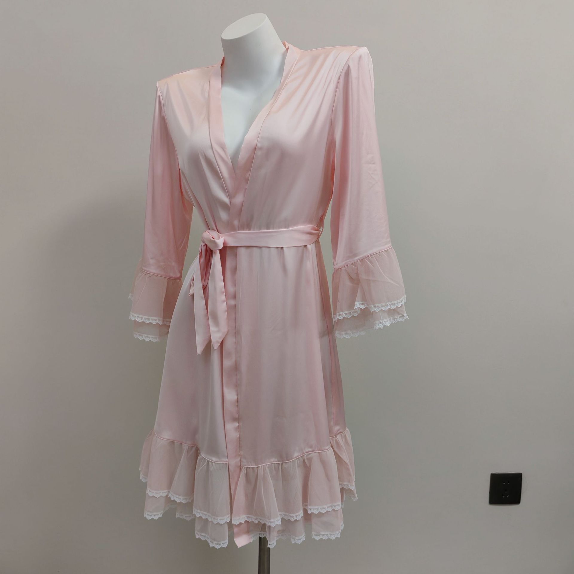 2025 Designer's new sexy, sweet, and pure desire women's mesh nightgown, autumn winter morning gown, fashion medium length satin home bathro