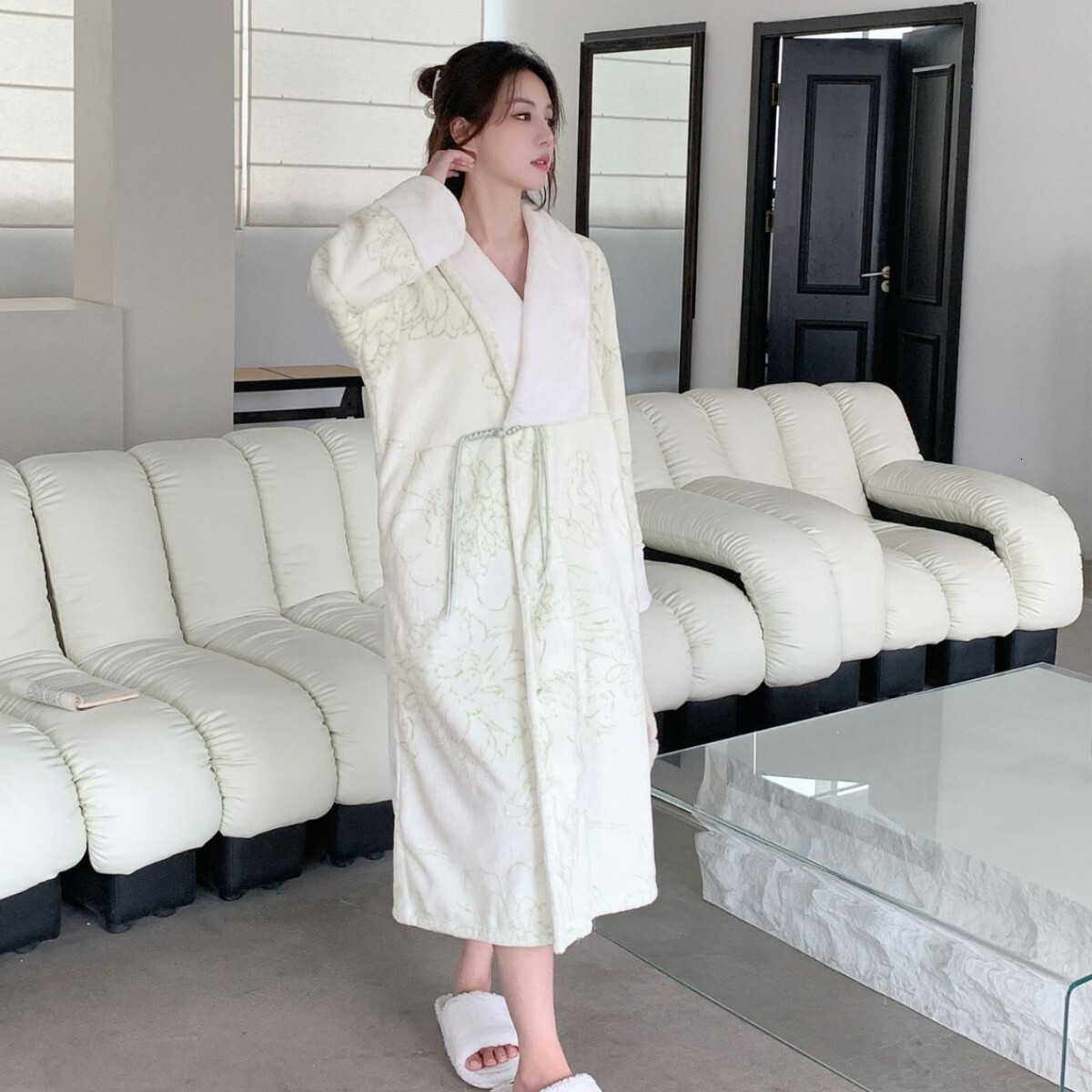 2025 Designer's fashion new winter thick bathrobe, ethnic style coral home clothes, loose flannel double-sided velvet warm pajamas