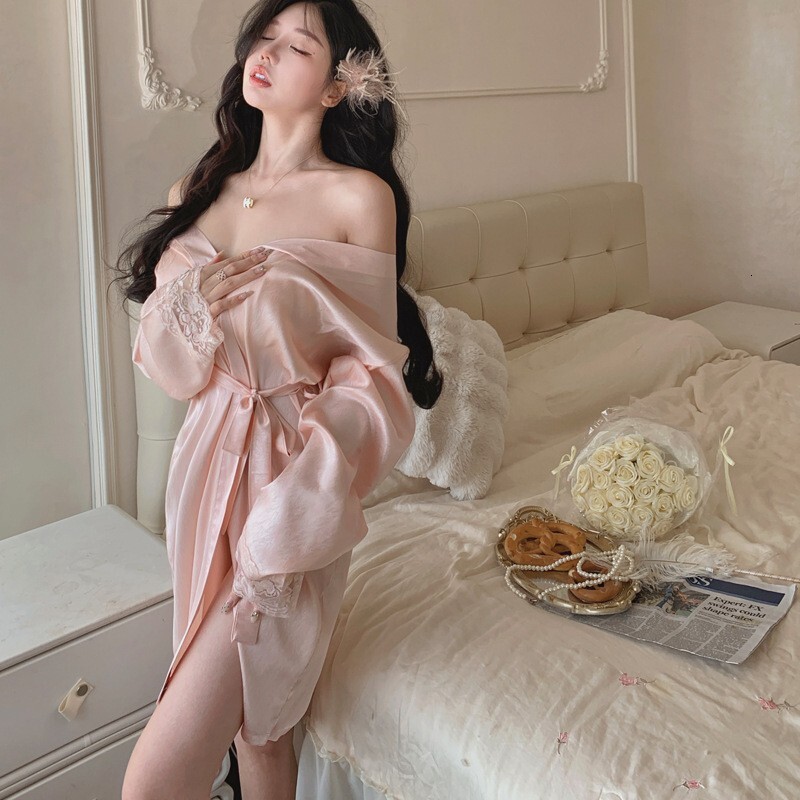2025 Designer's new pink Pure Desire trench coat women's summer lace sexy fashion V-neck spring and autumn sleep long sleeved short skirt th