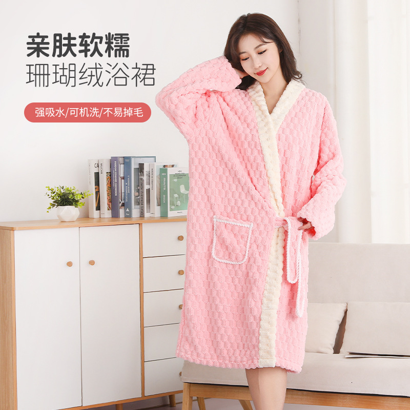 2025 Designer's new autumn and winter cloud patterned bathrobe long coral velvet super fashion absorbent towel color blocked ocean style strap so