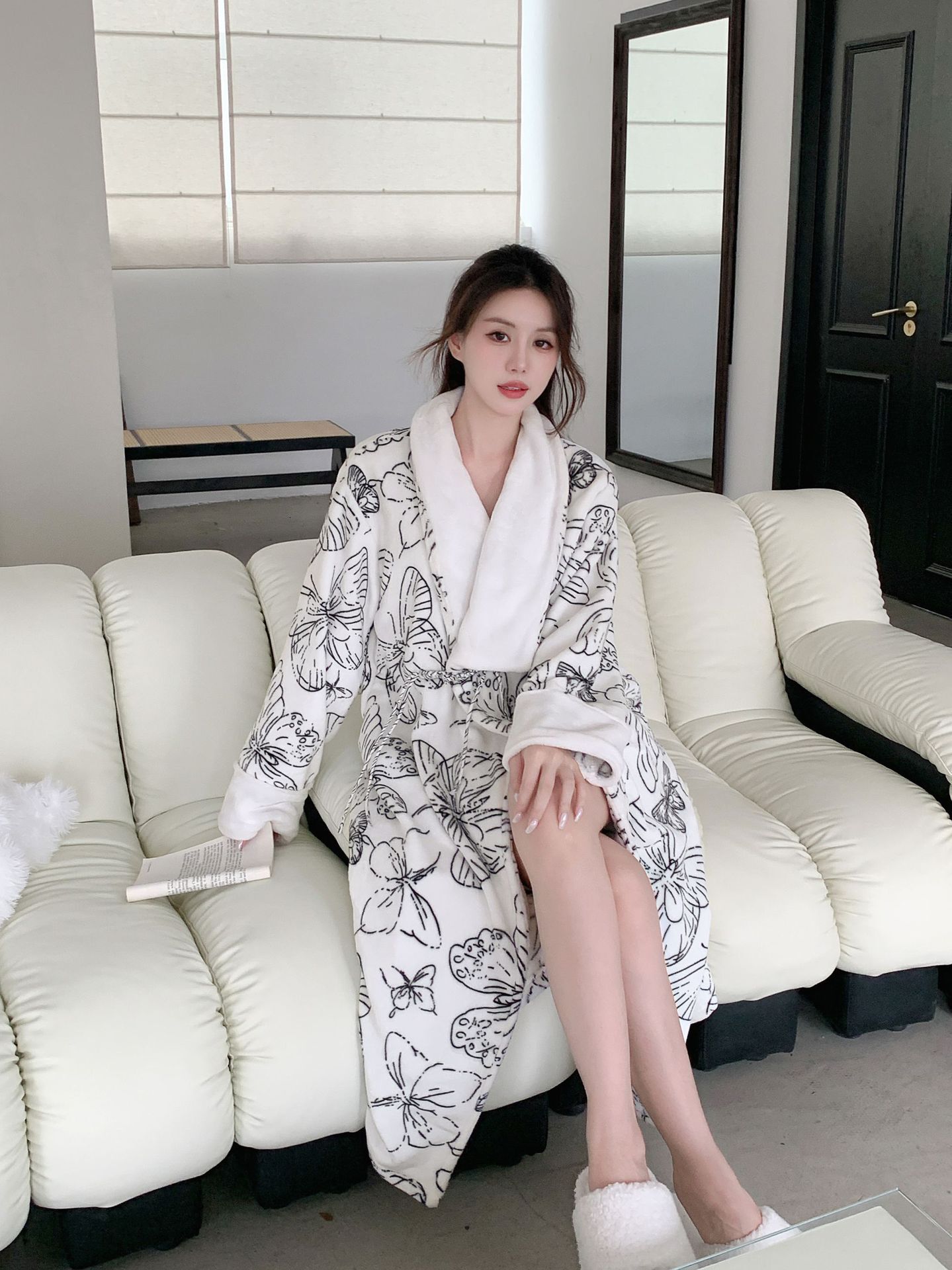 2025 Designer's fashion new winter thick bathrobe, ethnic style coral home clothes, loose flannel double-sided velvet warm pajamas