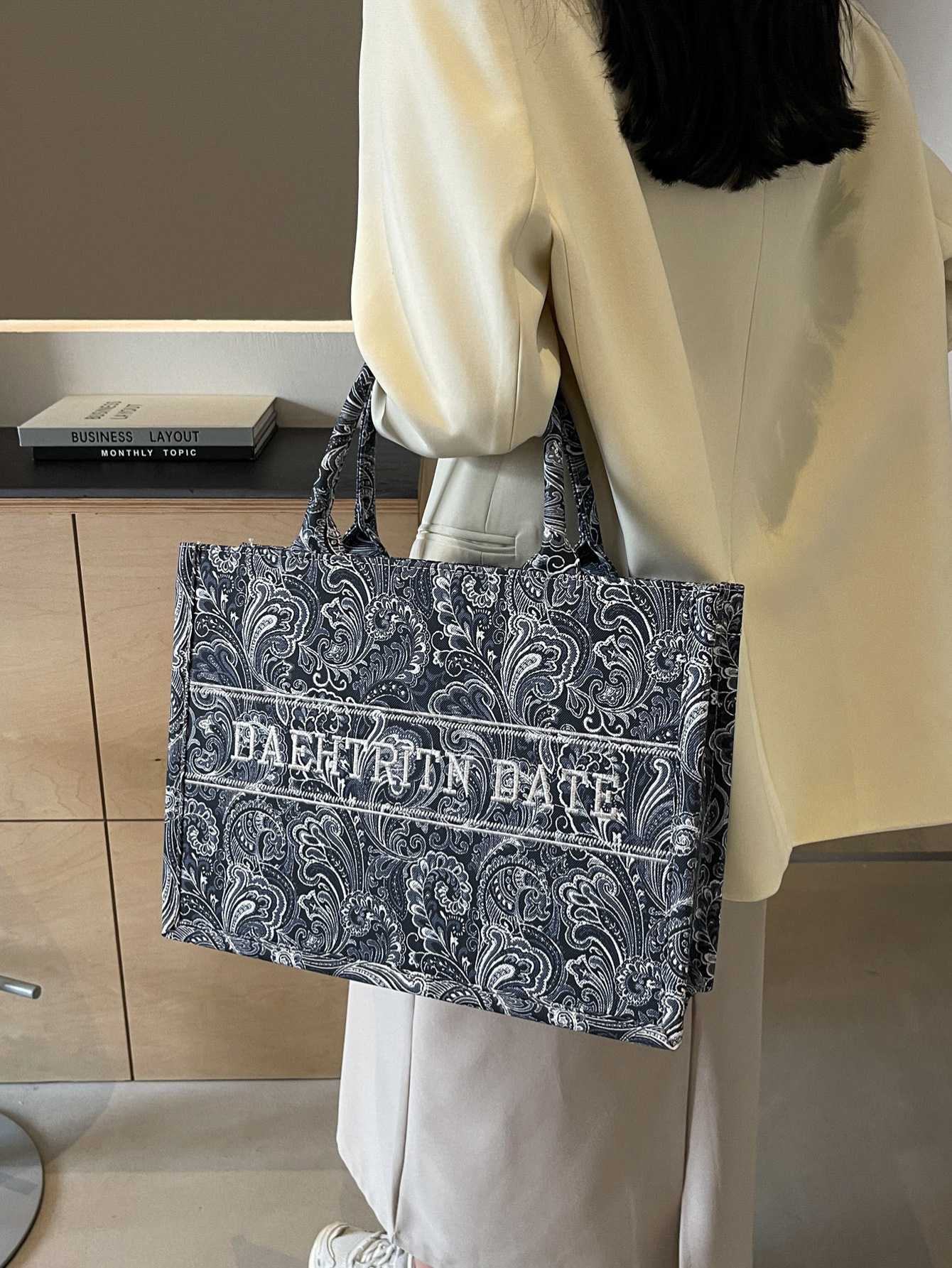 Designer Shoulder Handbags - Stylish Commuting Tote Large Capacity Underarm Bag, Fashionable And Lightweight For Daily Use New Free Delivery Designer 